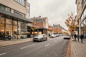 Vue panoramique de concessionnaires automobiles alignés le long d'une avenue commerciale en Meurthe-et-Moselle