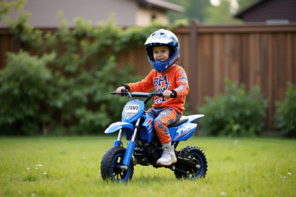 Jeune garçon en motocross sur Yamaha Piwi 50 dans le jardin