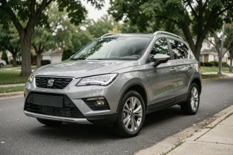 SEAT Ateca en angle trois quarts avant garé dans une rue résidentielle, illustrant la fiabilité et l'entretien du véhicule d'occasion