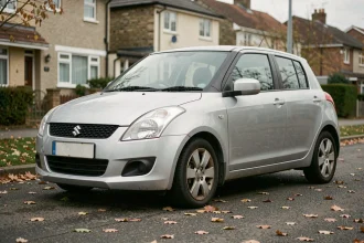 Suzuki Swift 1.3 DDiS grise garée dans une rue résidentielle, vue de trois quarts avant, fiabilité au quotidien